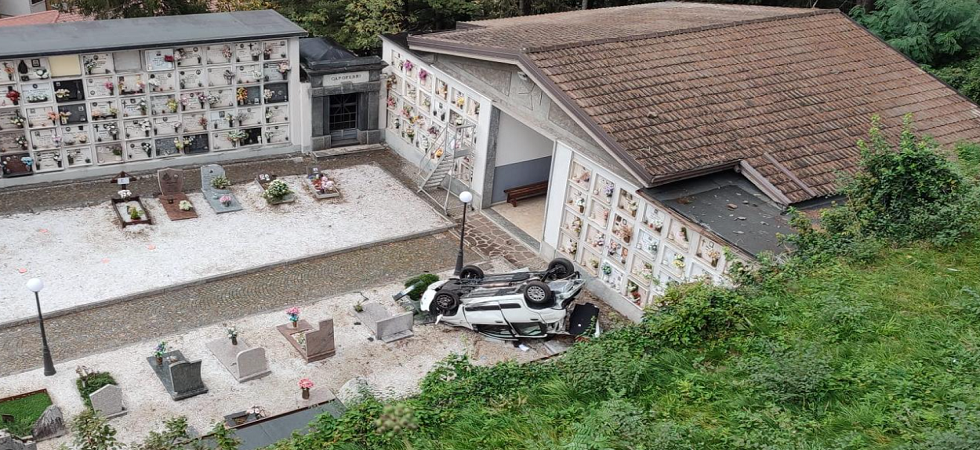 Esce di strada e precipita per dieci metri schiantandosi tra tombe e lapidi